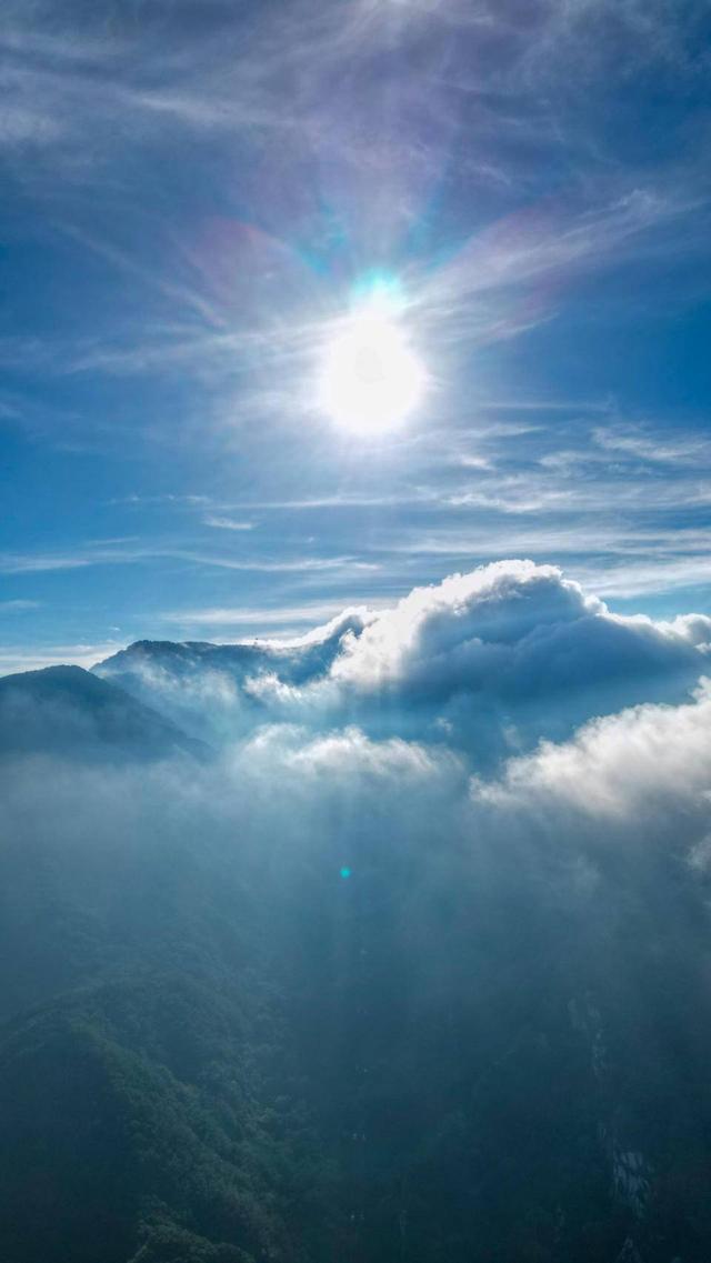 泰山绝景：云海翻腾，光柱倾泻！这一刻，我信了人间有仙境！