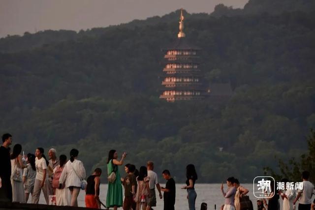 今早5点，西湖断桥挤成这样了！杭城大批人赶来！这幕瞬间“沸腾”