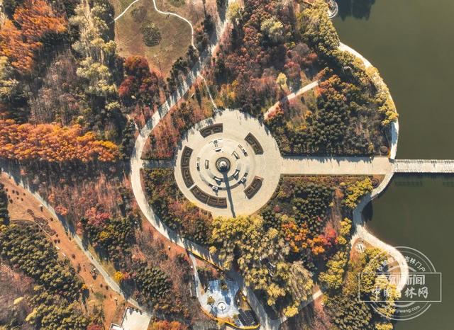 吉镜头｜长春世界雕塑园秋景正盛，市民赏秋好去处