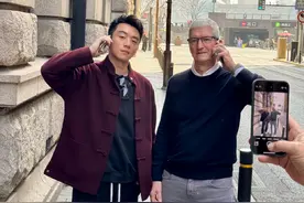 展开魅力攻势？苹果销量下滑之际，库克现身上海外滩图片