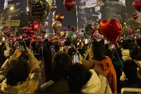 年轻人跨年夜卖气球一晚挣了1个月工资图片