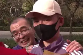 “悬赏千万寻子”的谢岳首次与儿子公开露面：像做梦一样，他和我一个模板图片