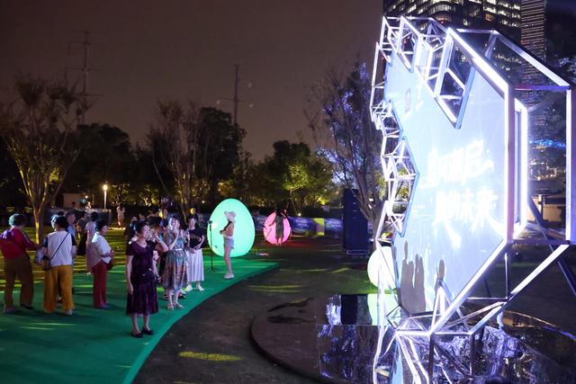光影炫亮，移步换景：普陀海纳公园人潮涌动