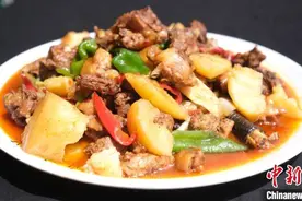 （寻味中华丨饮食）新疆大盘鸡：公路边诞生的江湖菜名扬四海图片