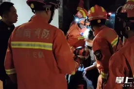 市民被困电梯被，长沙“火焰蓝”快速展开救援图片