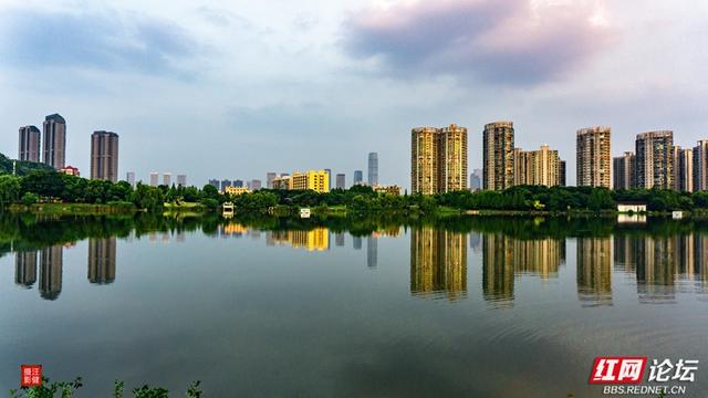 一湖映城，一园藏梦：长沙西湖公园的静谧黄昏