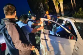 车辆掉入排水沟 民警暖心救助图片