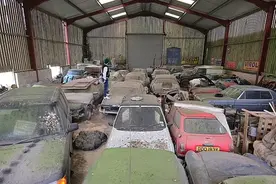 英国一乡村仓库发现“汽车宝藏”，存放着100多辆老爷车图片