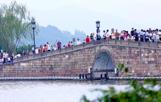 全国多地景区迎客流高峰