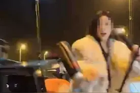 女主播凌晨马路边直播，拒绝宝马司机搭讪后被撞？肇事男子已被拘图片