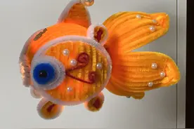 “扭”出心意！小学生送发光扭扭棒金鱼宠老师，网友：这也太会了吧！图片