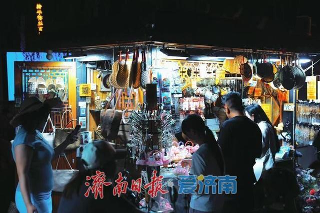 一年四季 泉在济南丨曲水亭街夏夜人气爆棚，游客如织感受泉城魅力