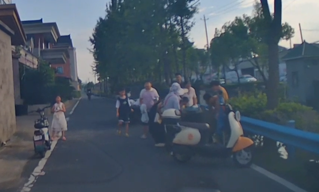 2岁男孩落水 男子下水救人