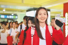 “三亚，我们来了！”运动会开幕在即，各省代表团、参会媒体陆续进驻图片