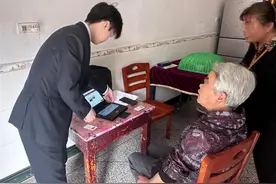 乡村老太遗失存折，银行员工上门帮“找回”图片