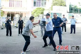 柳州警方开展反恐防暴应急演练 筑牢校园安全图片