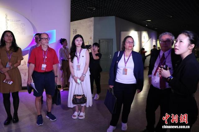 中外学者探访重庆白鹤梁水下博物馆 点赞中国水下文物保护经验