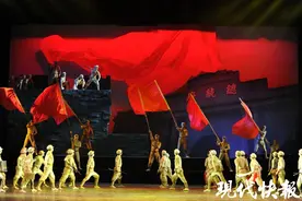 经典电影《渡江侦察记》搬上杂技舞台，战斗故事震撼再现图片