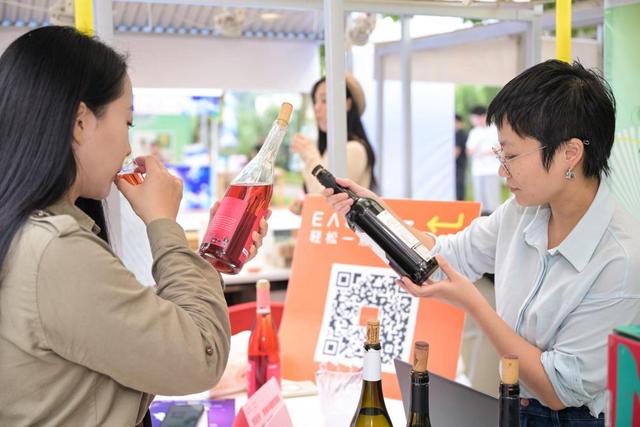 “科技之光 点亮星城”2025长沙科普嘉年华启幕，沉浸式科普集市科技满满欢乐无限