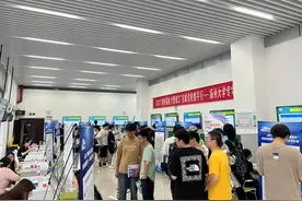 本科生岗位年薪8万元，镇江首场赴外秋招在扬州大学举行图片