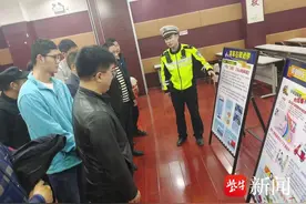交警“零距离送法”，“接地气”宣传获点赞图片