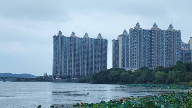江苏溧水：降温了，卧龙湖畔秋景初现