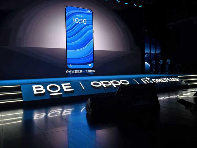 抢首发、卷价格，国产手机上演“十月围城”