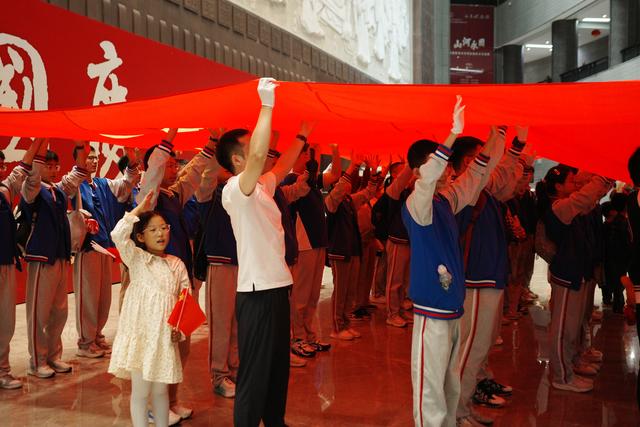 郑州博物馆举行“国旗·让我托举你”主题系列活动