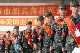 今年大学毕业生新兵占比再创新高，上海举行下半年新兵欢送仪式图片
