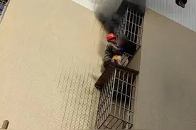 姐弟三人被困火海 吊车空中救人、市民浓烟中寻人 ……一群素不相识的人合力救下他们｜看见正能量图片