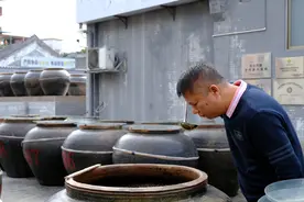 党的二十大精神在基层 百名记者蹲点社区 | 酱油酿造技艺的“守缸人”图片