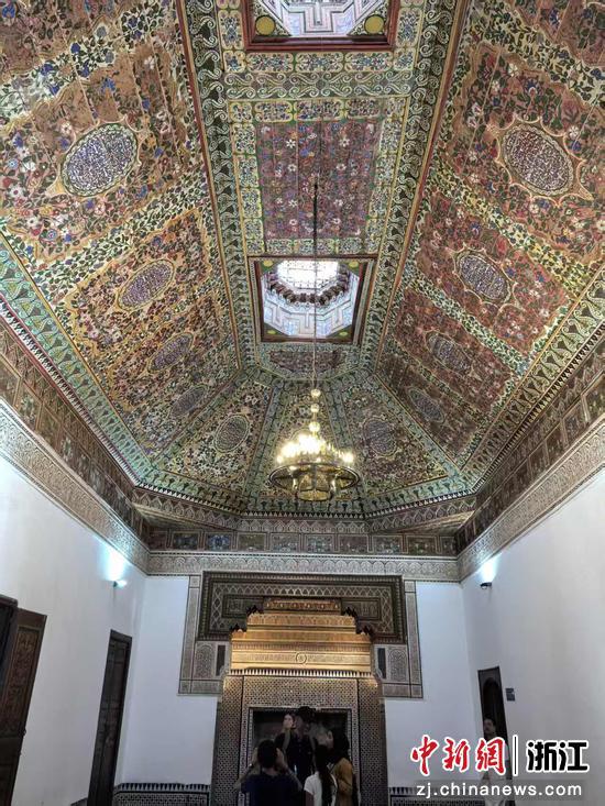 赭红与钴蓝：一座城的灵魂栖居