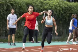 中国女队“极限交接”梁小静摔倒，赛后连说多次“对不起”图片