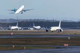 美国空管员人手短缺，忙着“裁人”的马斯克竟呼吁“返聘”图片