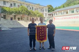 资兴市滁口镇：党员干部奋不顾身跳湖救人图片