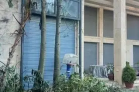 玻璃窗被打碎，以色列总理住宅遭袭受损照片获准发布图片