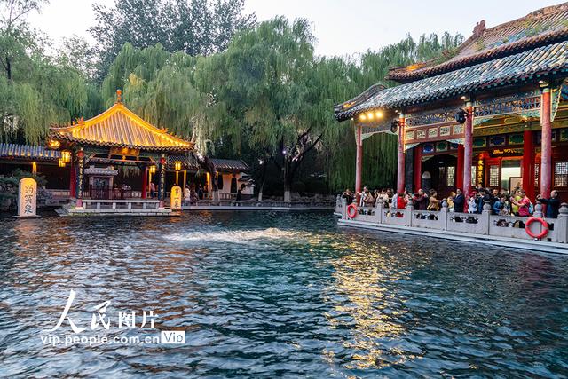 山东济南：趵突泉再现“趵突腾空”景象