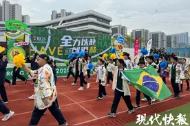 “嗨”翻全场！奥运冠军率冠军团现身南京这所学校体育节图片