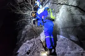 “踩我肩膀”！俩驴友被困铁驼山，蓝天队员寒夜搭起人梯图片