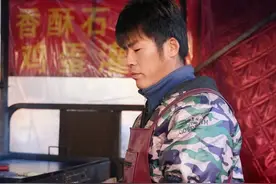 300万粉丝网红“粥饼伦”：感觉我和周杰伦长得不像，走红后仍早起出摊图片