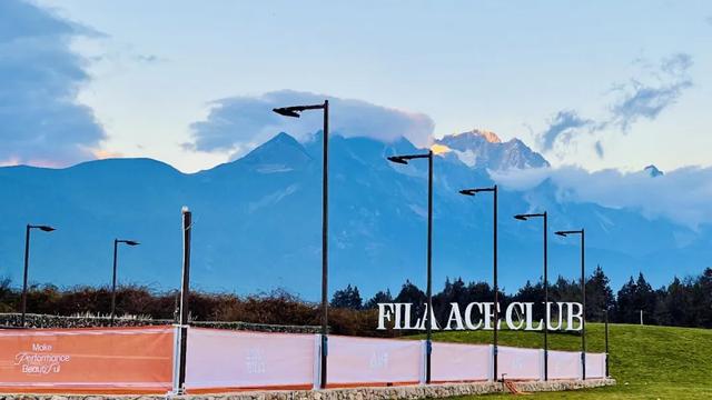 四川小伙花40万元在丽江建了个雪山红土网球场
