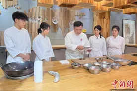 “百万名厨”转任职校教师 潜心培养餐饮人才图片