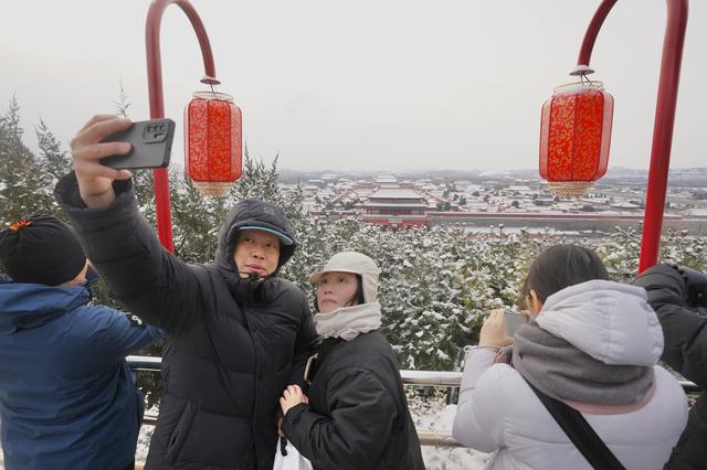 雪落景山万春亭，市民登高远眺赏美景