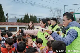 “滋润小脸蛋”公益行动温暖济南邢家小学109名山村娃图片