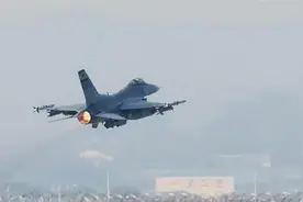 驻韩美军一架F-16战斗机坠毁，该型号战机一年内发生多起事故图片