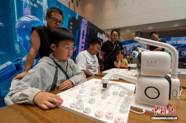浙江金华：体验科技魅力 乐享暑期生活