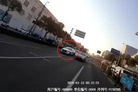 事发上海早高峰！一辆车突然停在路中间，挡住一条车道，原因令人愤慨图片