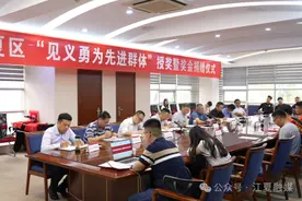 每人10000元奖金+荣誉证书！江夏区表扬奖励3名大学生图片