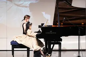 37岁唐艺昕晒4岁女儿钢琴演出照！网友：侧脸太像张若昀图片
