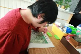 一位残疾女工的“再站立”图片